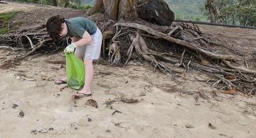 Azi Moses-Khoii collecting trash
