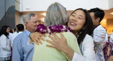 Rylie Wada, MD 2023 candidate, greets scholarship donor with lei.