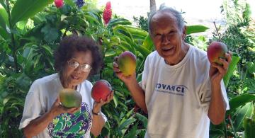 Vernon and Yun Soong Jim with mangoes